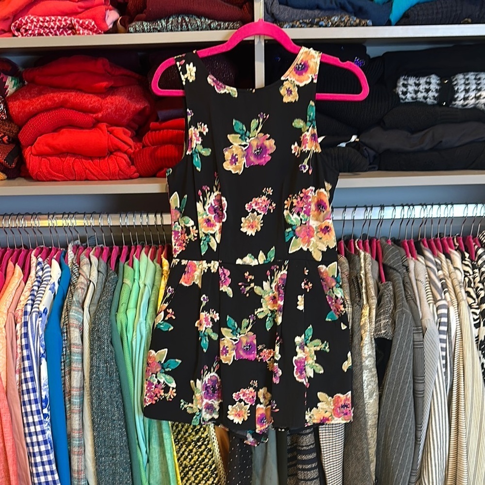 Unbranded black/floral print sleeveless v back with zipper 2 pocket romper S
